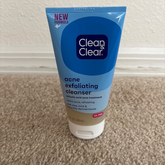 Clean & Clear Acne Exfoliating Cleanser 5 Fl.Oz. New Formula. W/ Aloe. Oil Free - Picture 1 of 13